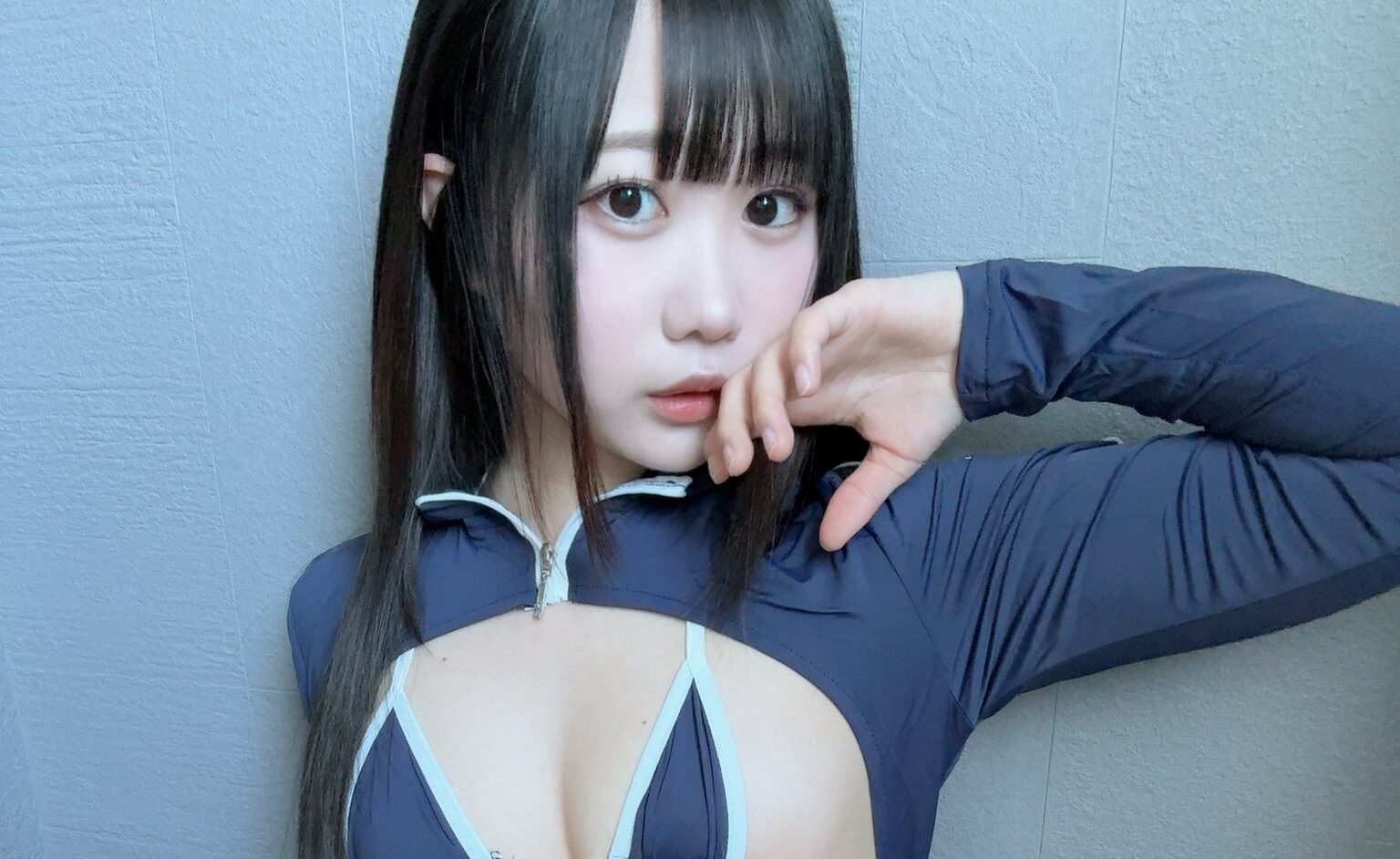 みゆゆが水着姿で「大胆な開脚ポーズ」を披露