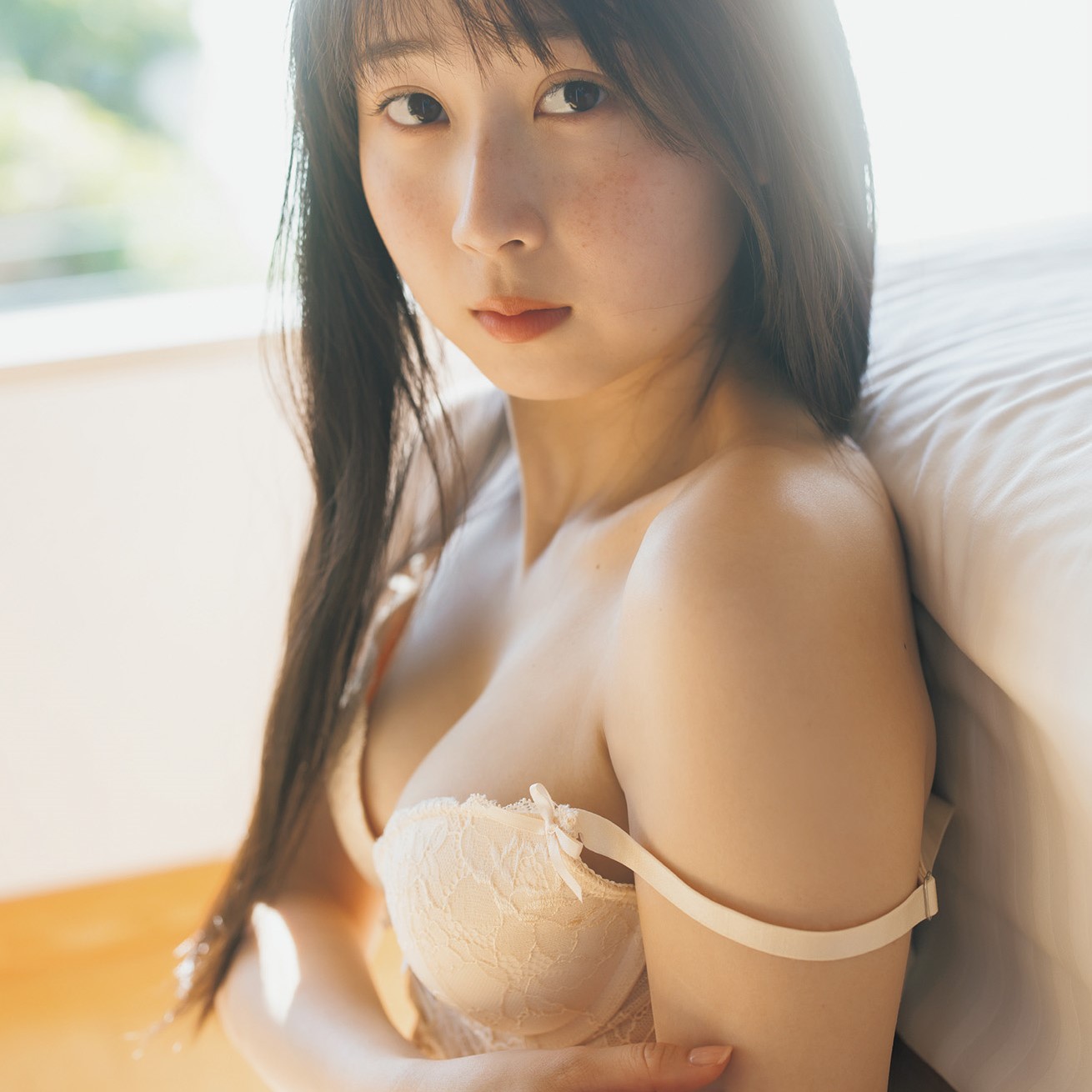 肩紐を外した「純白ランジェリー姿」にドキッ！SKE48・井上瑠夏の1st写真集から先行カットが公開