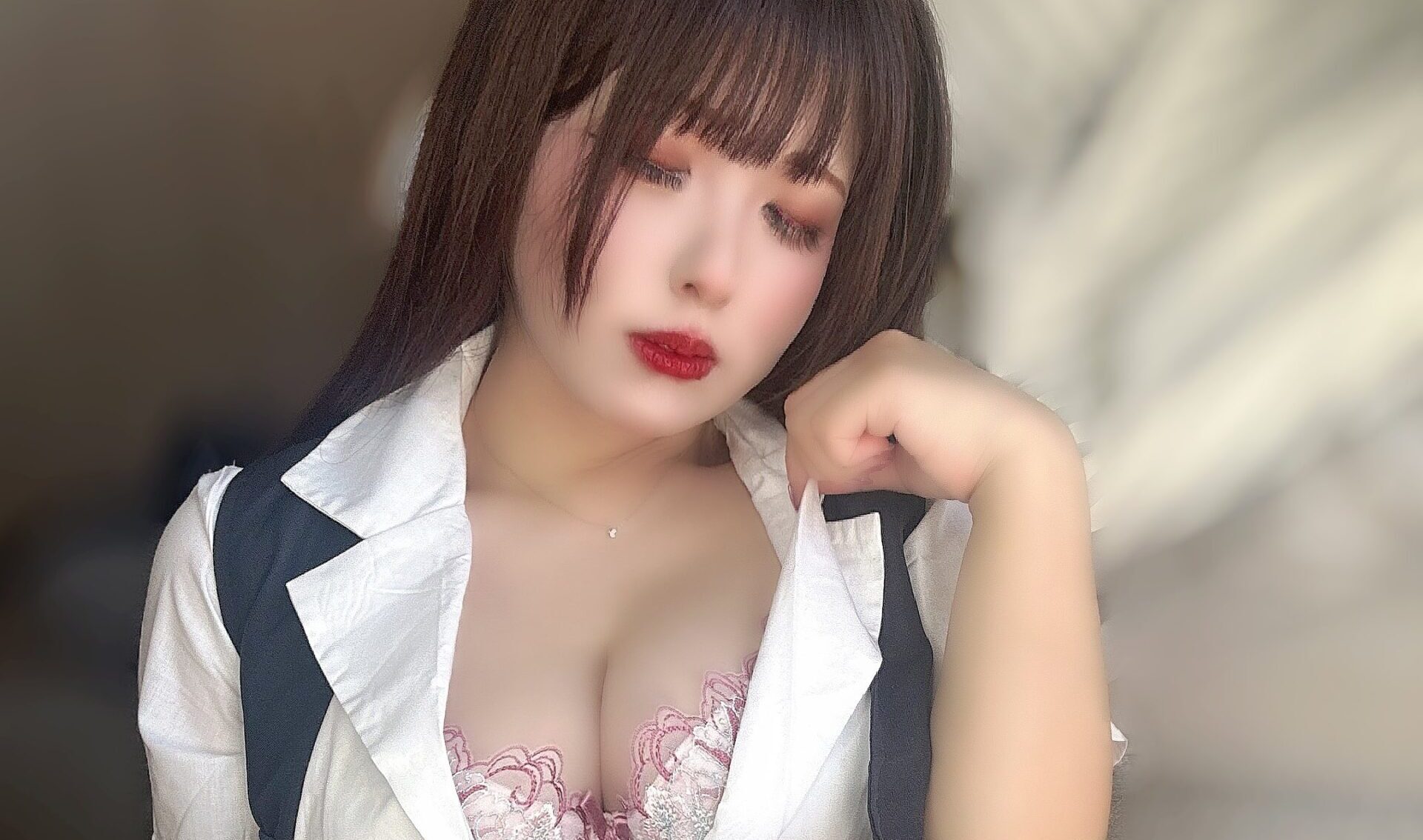 まなたすがセクシーな「チラ見せショット」をXで公開