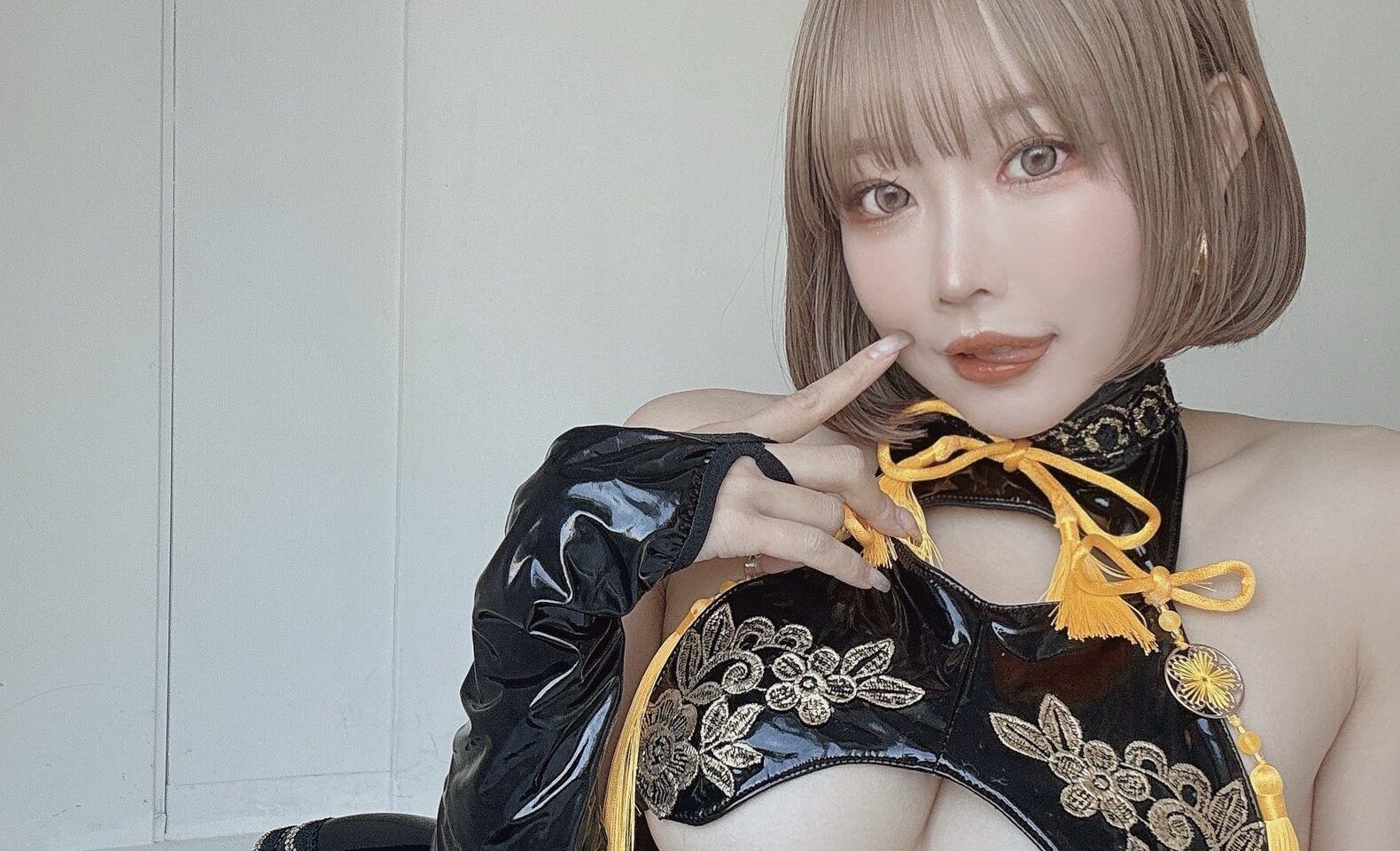 りなしぃが「下乳」あらわなセクシーな衣装姿をXで公開　「いいね」は8500件超え