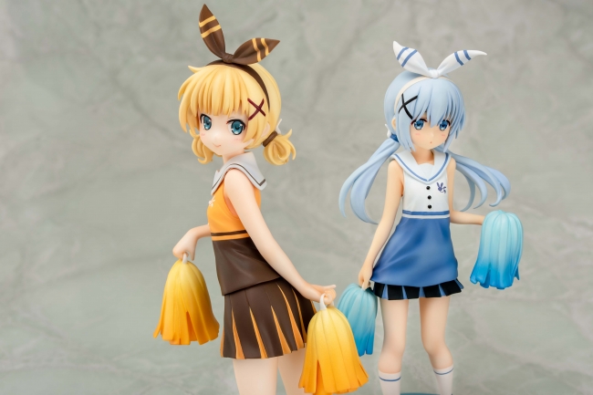 左:第二弾「シャロ チアガールVer.」右:第一弾「チノ チアガールVer.」 左:第二弾「シャロ チアガールVer.」右:第一弾「チノ チアガールVer.」