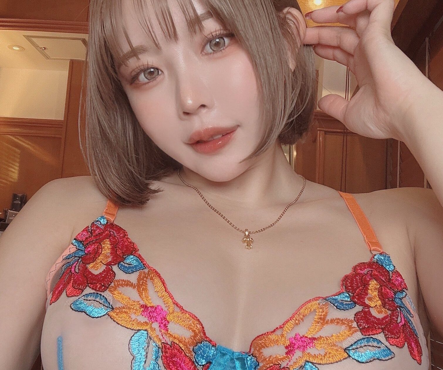 近めお姉さん！りなしぃ、「ド迫力なランジェリー姿」の破壊力がスゴイ