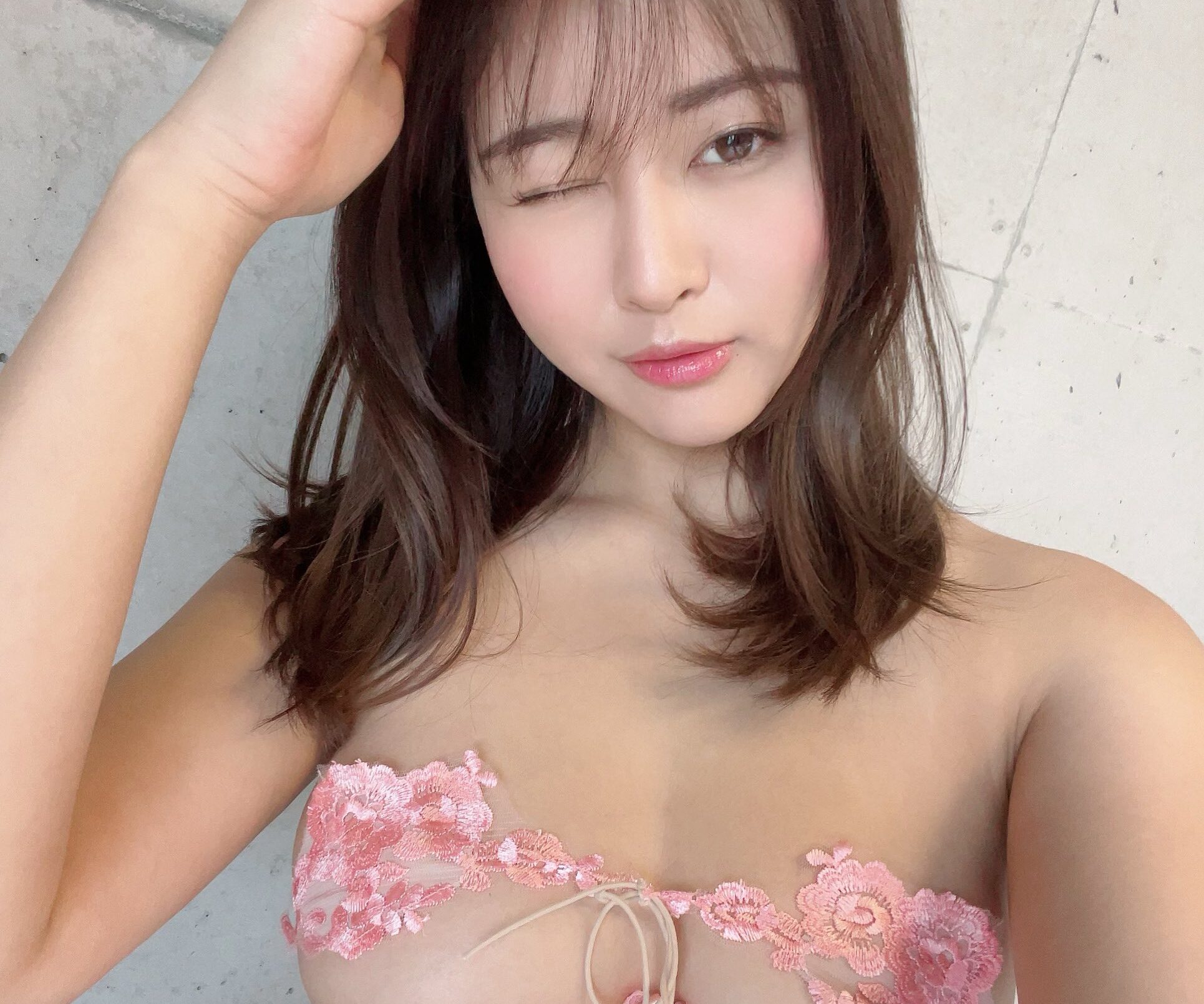 下村明香の「露出の多い花柄の下着姿」にドキッ！