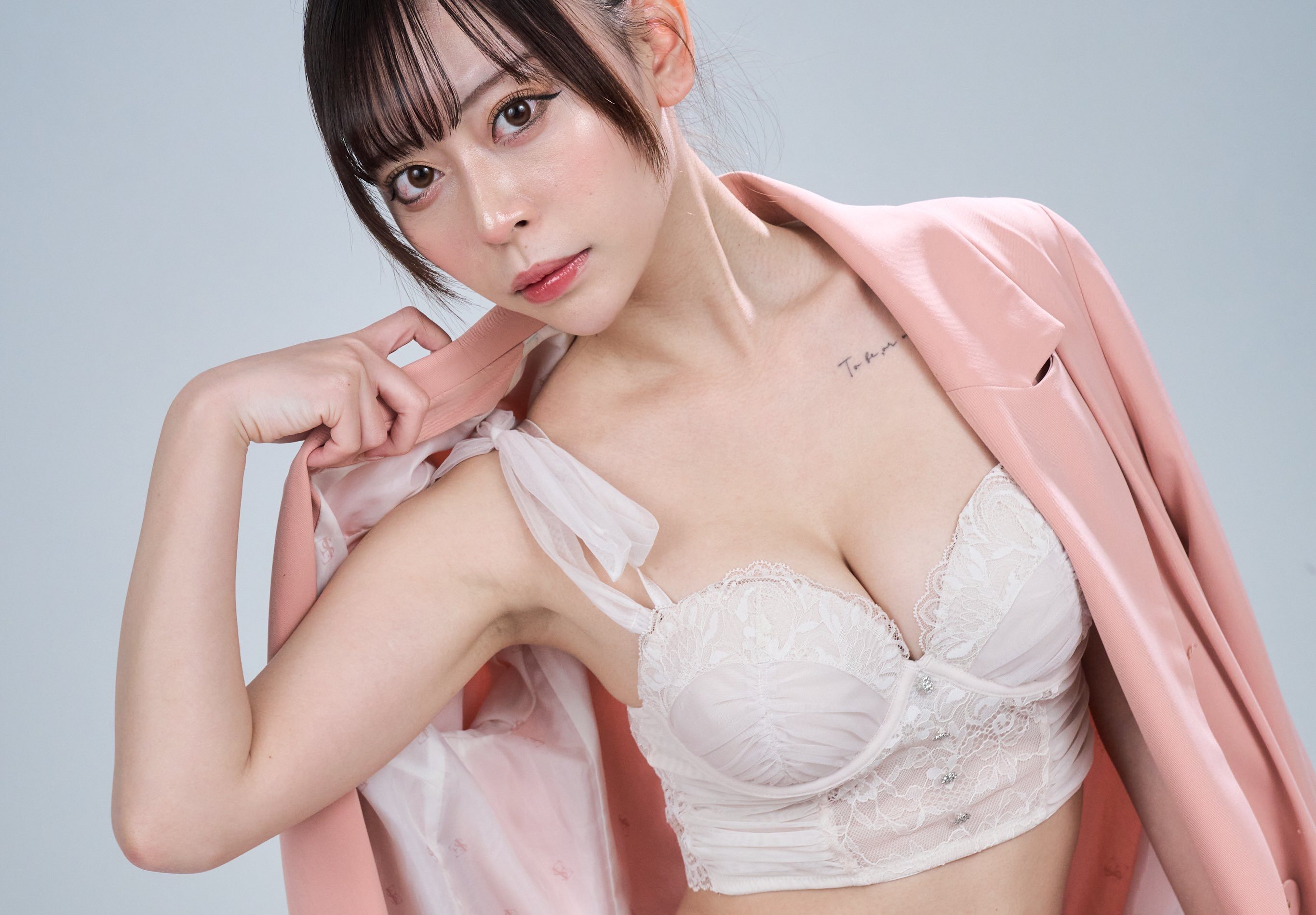 双葉りせ、ピンクのジャケットから「セクシーなランジェリー姿」あらわに！　スラッとした美脚にも注目