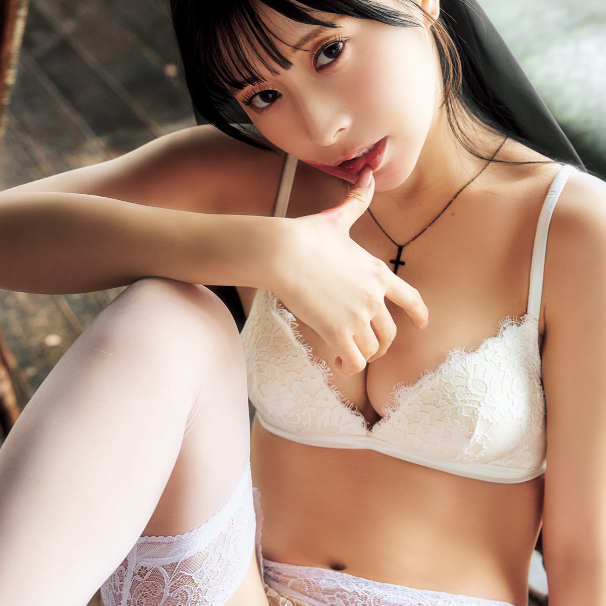 ガーター付きの「純白のランジェリー姿」に妄想が膨らむ!汐見まといが週刊誌のグラビアページに登場