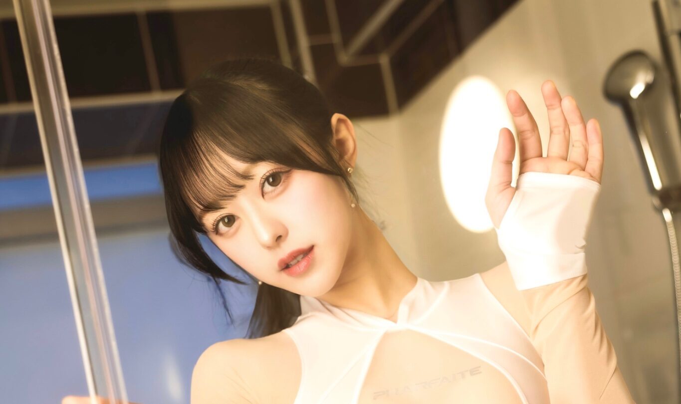 音羽美奈（みなぽち）の「刺激的なハイレグ姿」に無我夢中