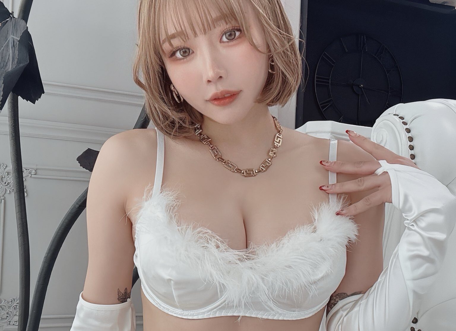 女の魅力あふれる！りなしぃの「ふわふわしたランジェリー姿」に心奪われる