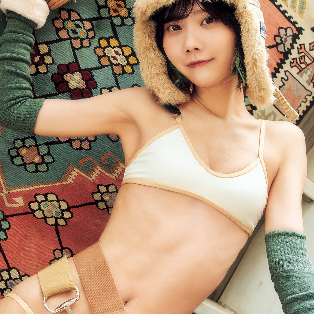 かれしちゃんの「布面積の少ないメイド風ビキニ姿」がフェチ心をくすぐる!