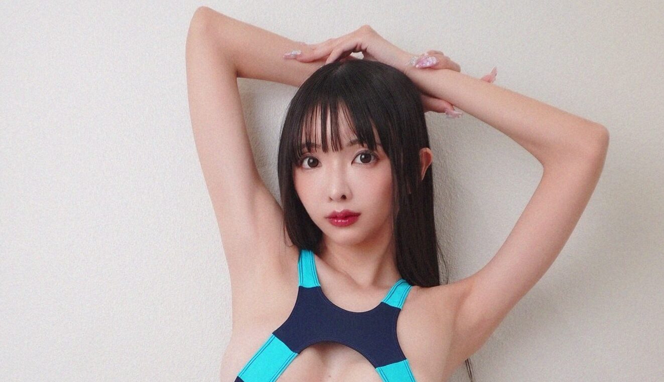 まるで「何も着てない」かのよう……東堂ともの“アブない水着姿”に心揺さぶる！