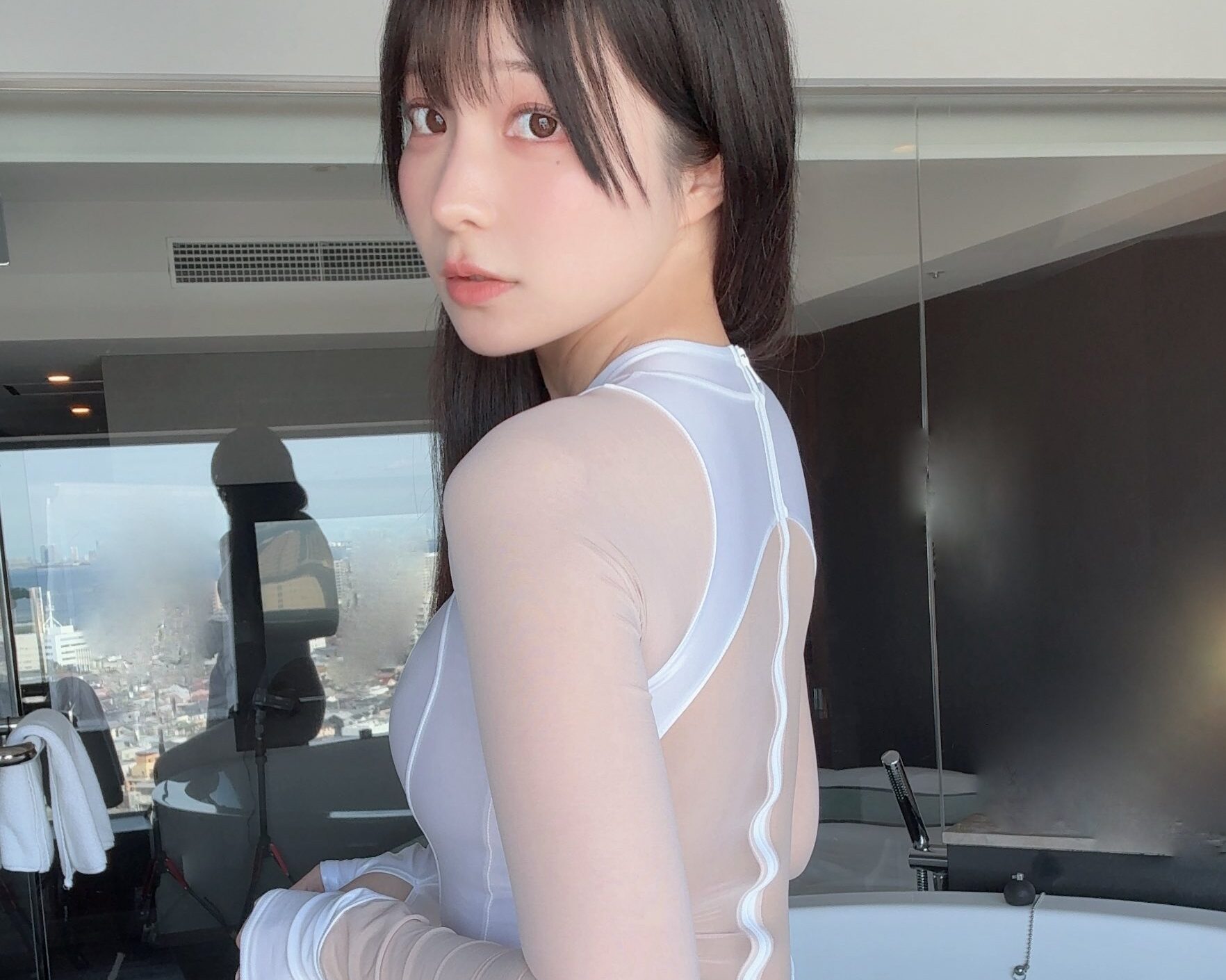 天川星夏、透け透け水着で「美尻」あらわに！