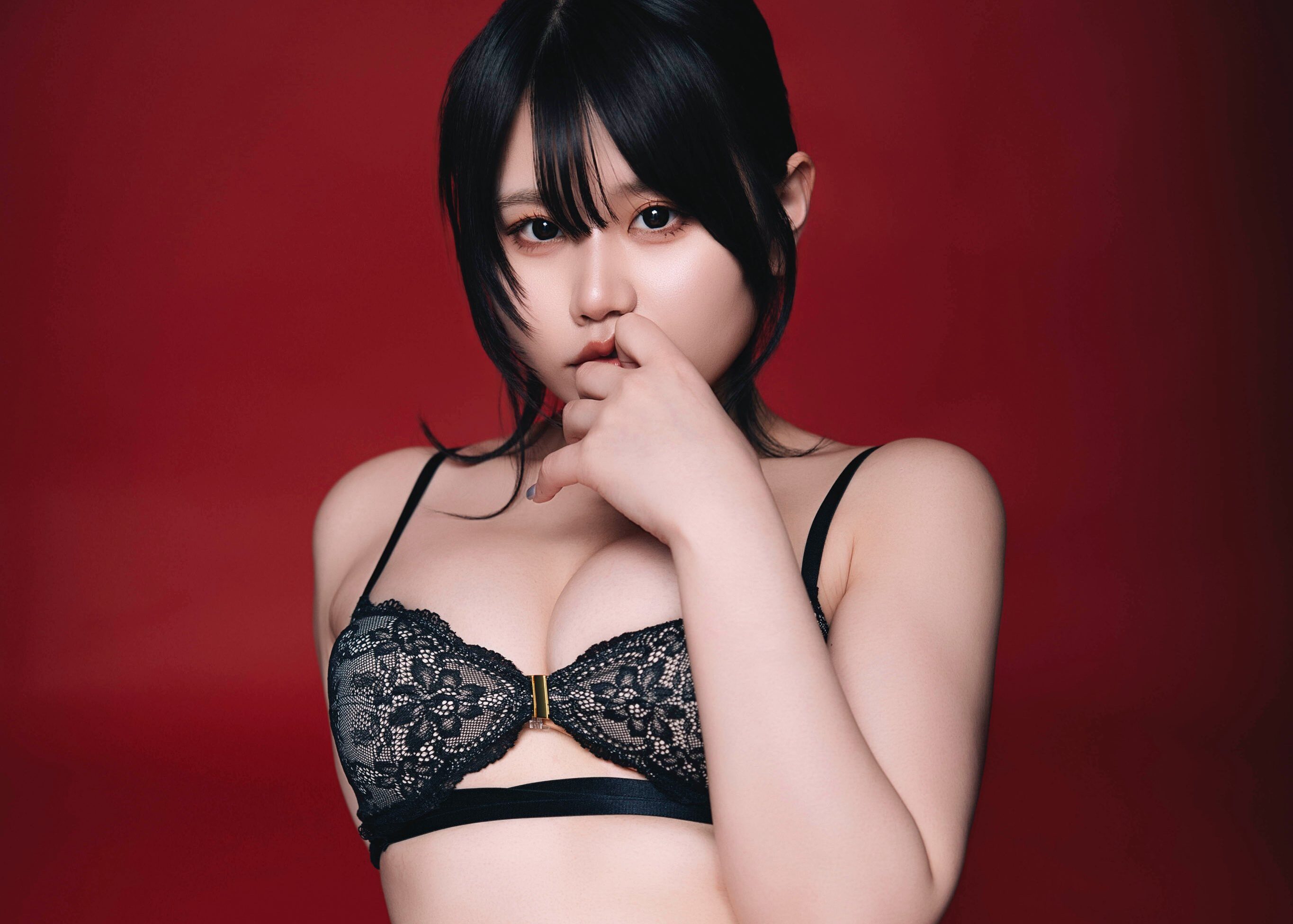 あまくさらいす、「むちむちのランジェリー姿」を大胆に披露!