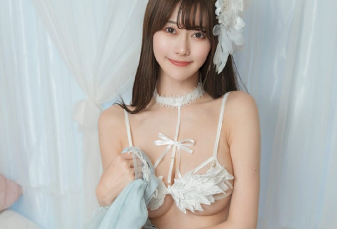 桃里れあの「布地の少ない衣装姿」に見惚れる！