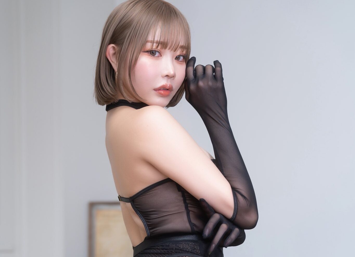 りなしぃの「くっきりとした“美尻”あらわな蛇柄のタイツ姿」が心鷲掴み！