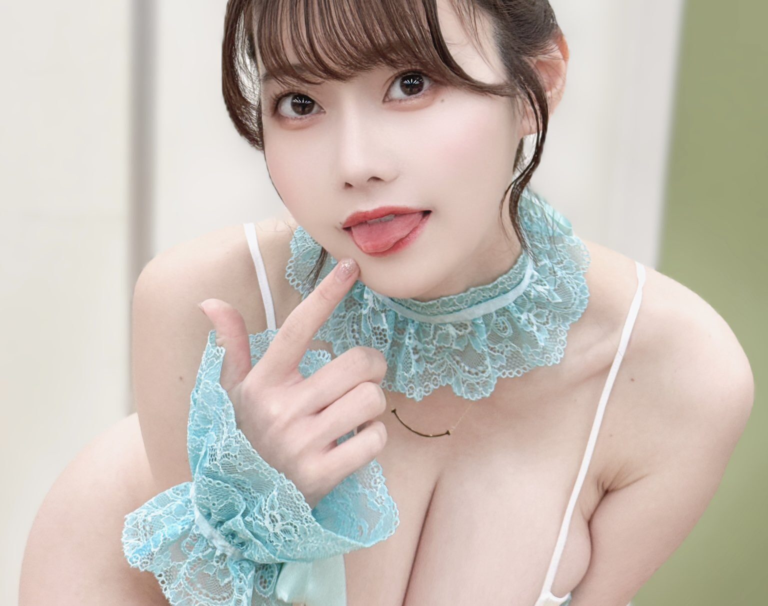 桃里れあの「ムギュッと寄せた衣装姿」に眼福！