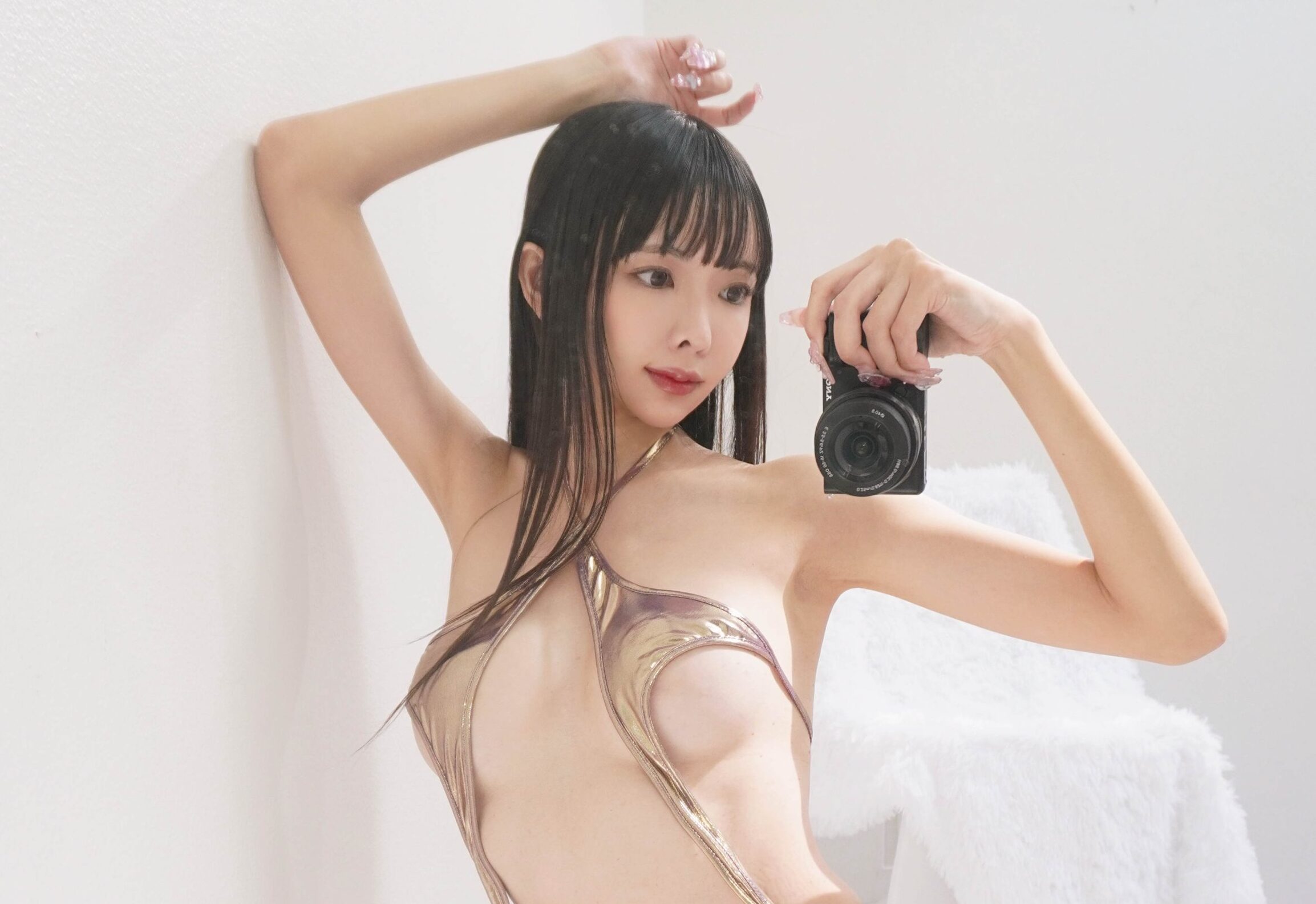 東堂とも、「限界ギリギリの衣装姿」でセクシーポーズ