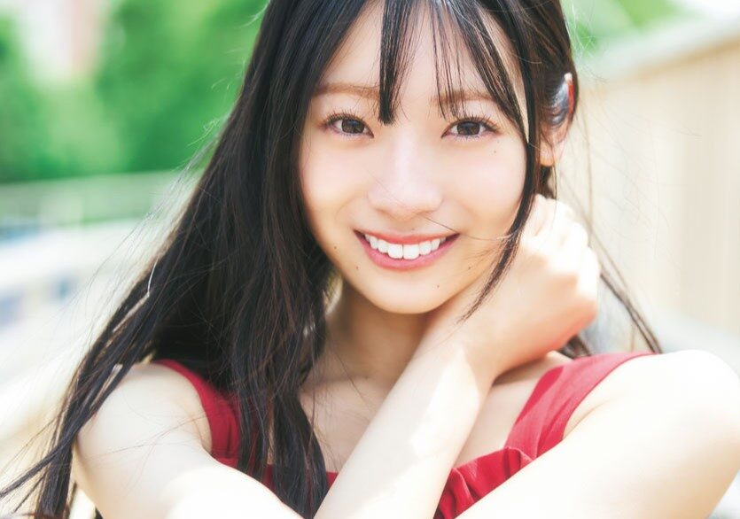 「太もも全開」でくつろぐ姿も!日向坂46・宮地すみれが『週刊少年チャンピオン』の表紙と巻頭グラビアに初めて登場