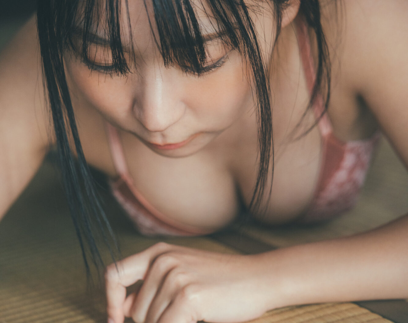 アンゴラ村長の「下着姿で畳に寝そべるカット」がたまらない!