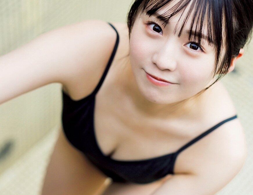 平澤芽衣が見せる「黒ストッキング」が織りなす脚線美
