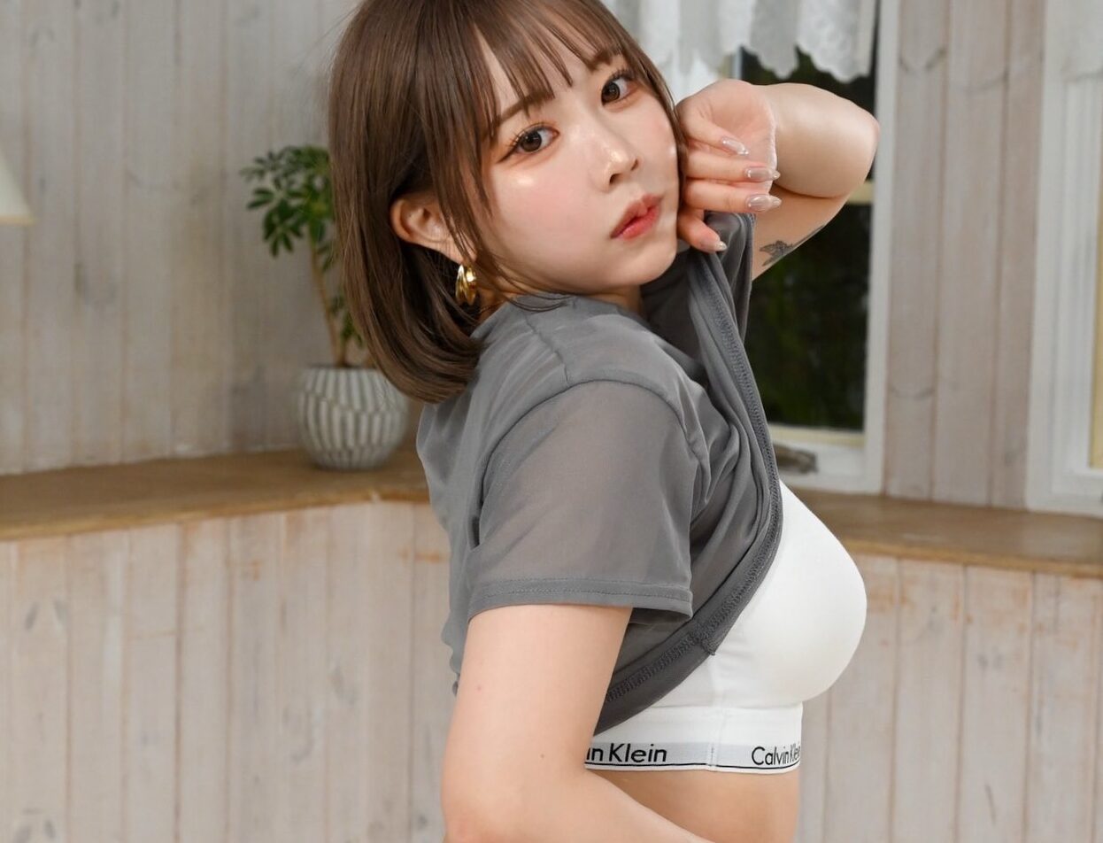 りなしぃの「純白のTバック姿」に視線が集中！