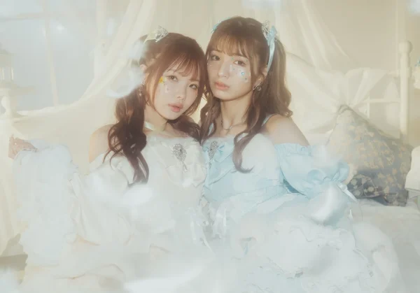 fleuЯR　松本いちか(左)、倉本すみれ(右)