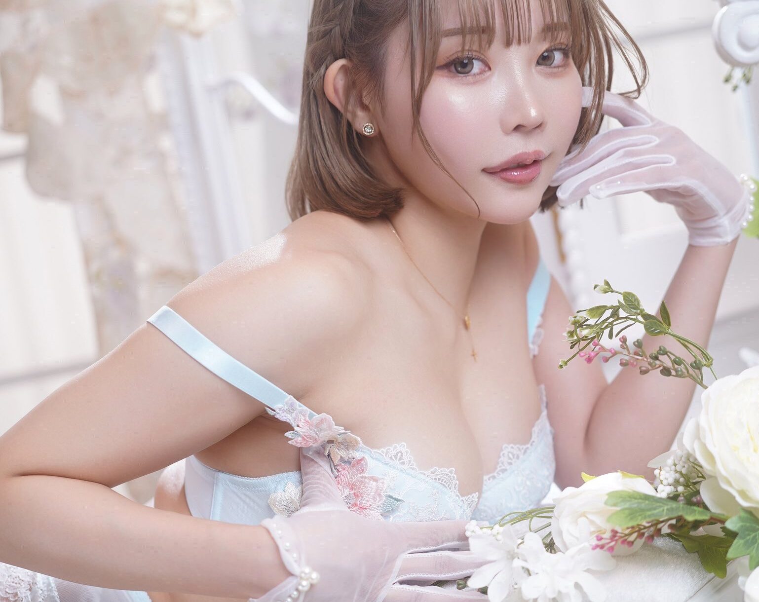 りなしぃの「ガーター付きの純白のランジェリー姿」に心が甘くとろけそう