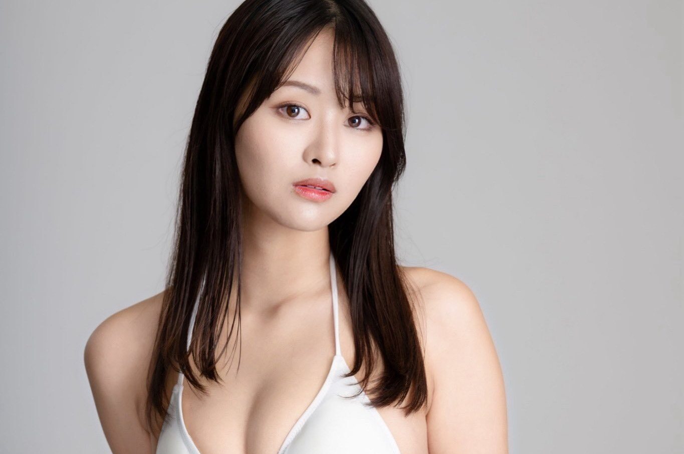 下村明香、「清楚な白ビキニ」で美ボディをあらわに