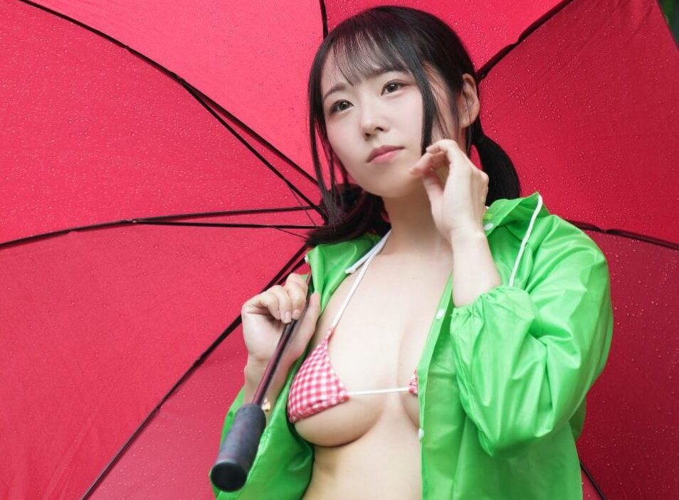 南武さきの「極小ビキニ×レインブーツ」が見せるセクシーな瞬間