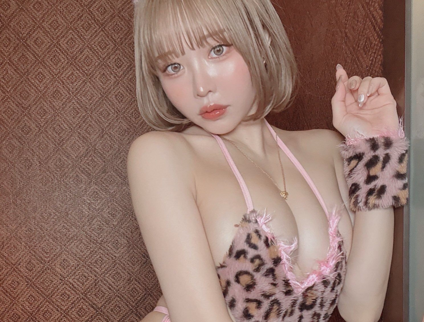 りなしぃの「鼠径部あらわなヒョウ柄衣装」に妄想が爆発！