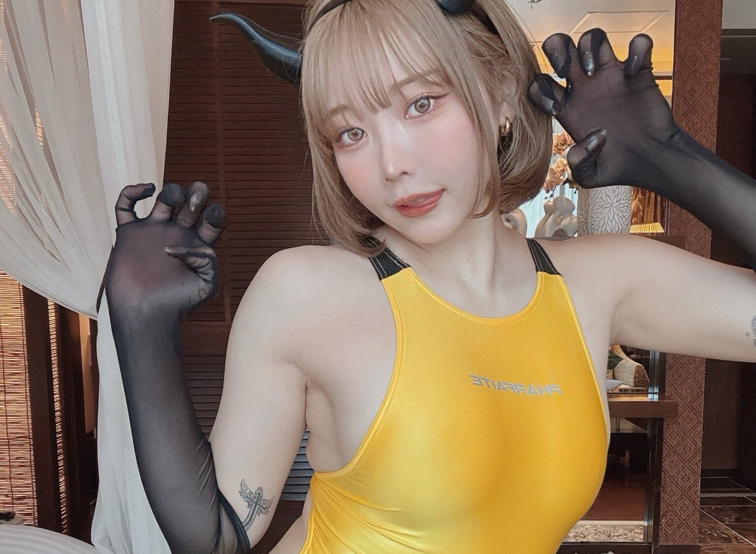 りなしぃが「横乳あふれる競泳水着姿」を大胆に披露