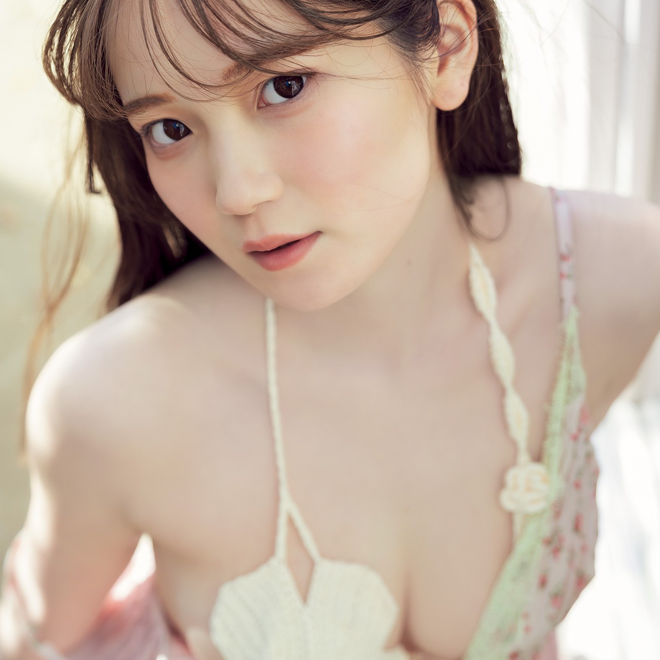 ちーまきの「花柄の下着姿」で寝そべる“艶めく肌”に目が奪われる