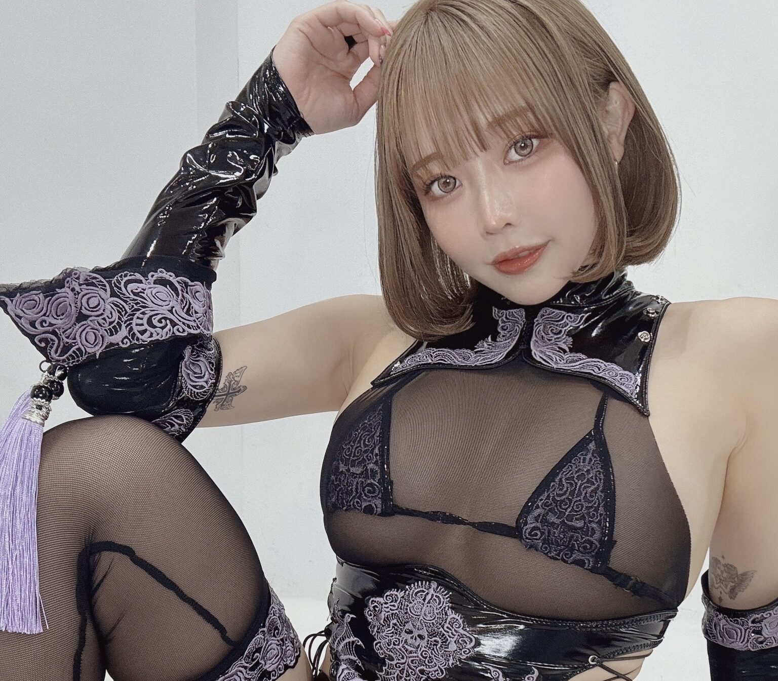 りなしぃの「透け感のあるセクシーな衣装姿」に胸が熱くなる！