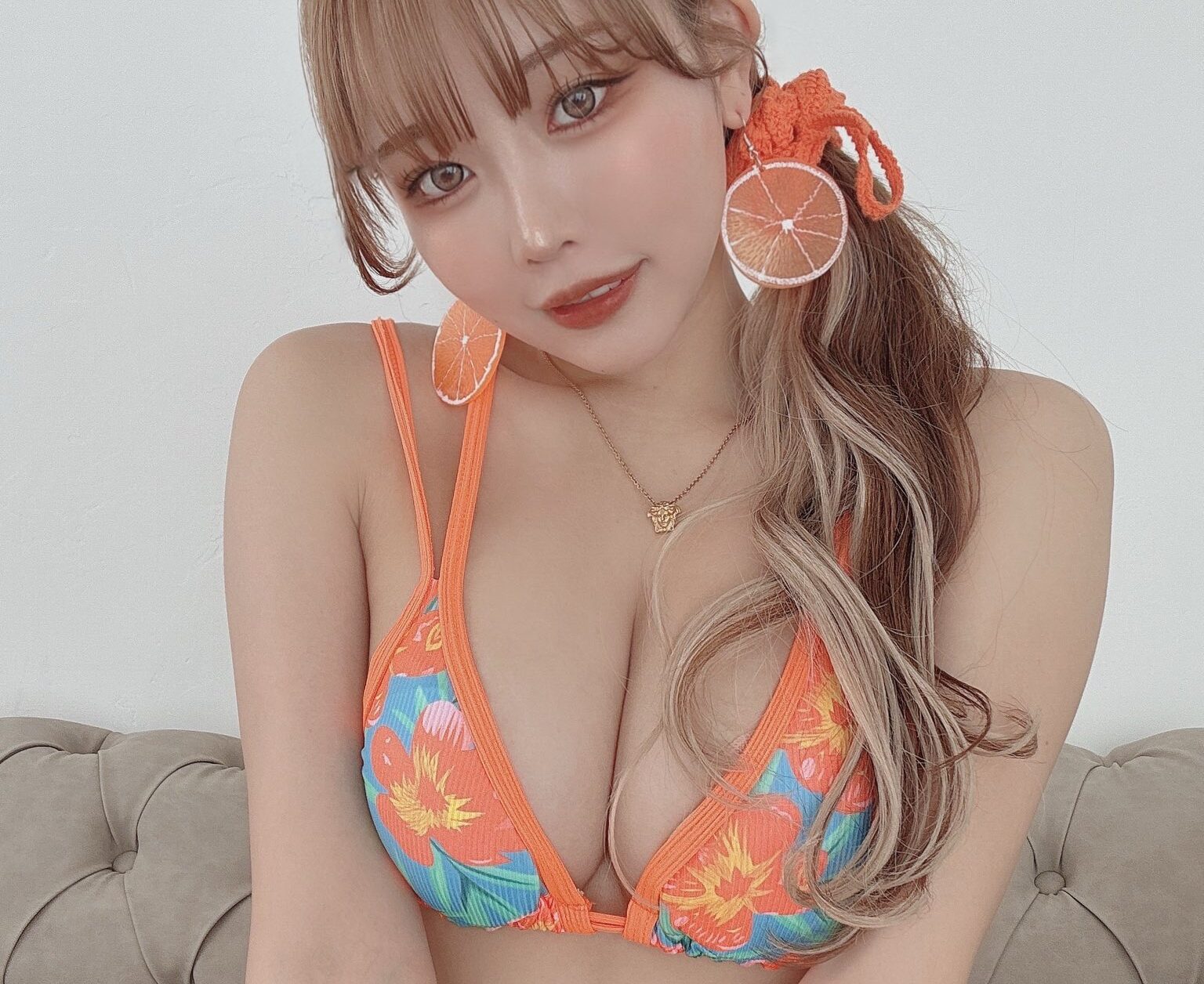 りなしぃの「わがままボディあらわなビキニ姿」に思わず見とれる！