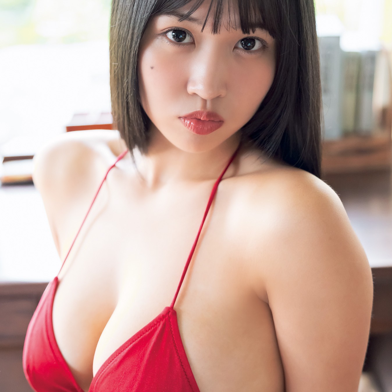 南みゆかの「張り感のある赤ビキニ姿」を目が勝手に追いかける！