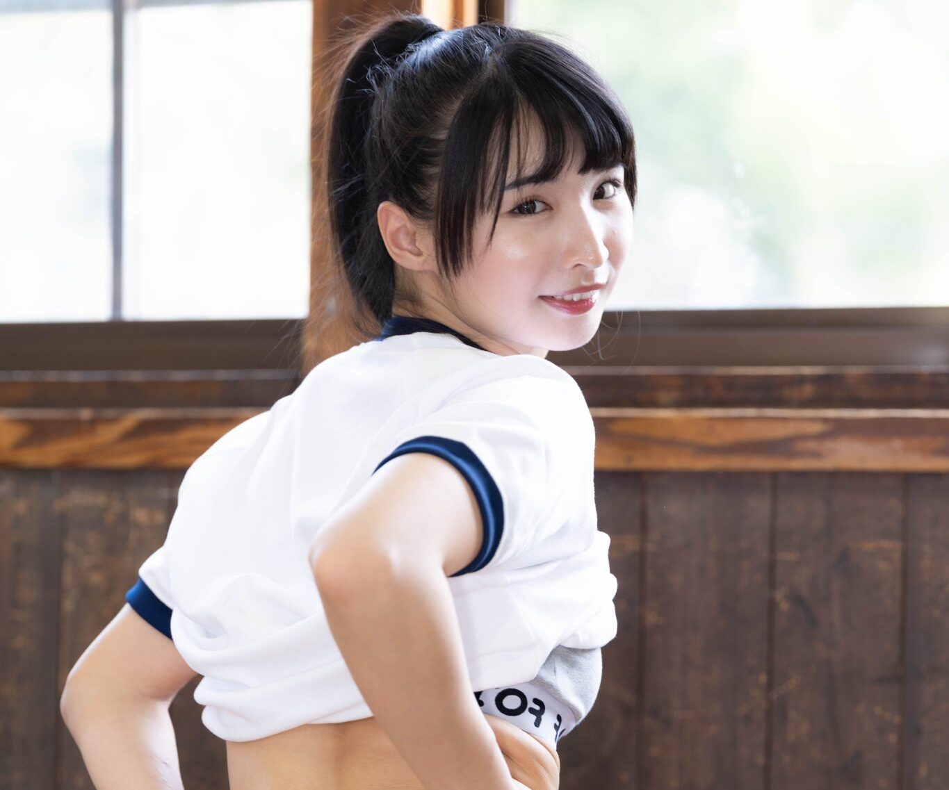 夏目みさこ、体操服姿で「ふっくらとした桃尻」あらわに