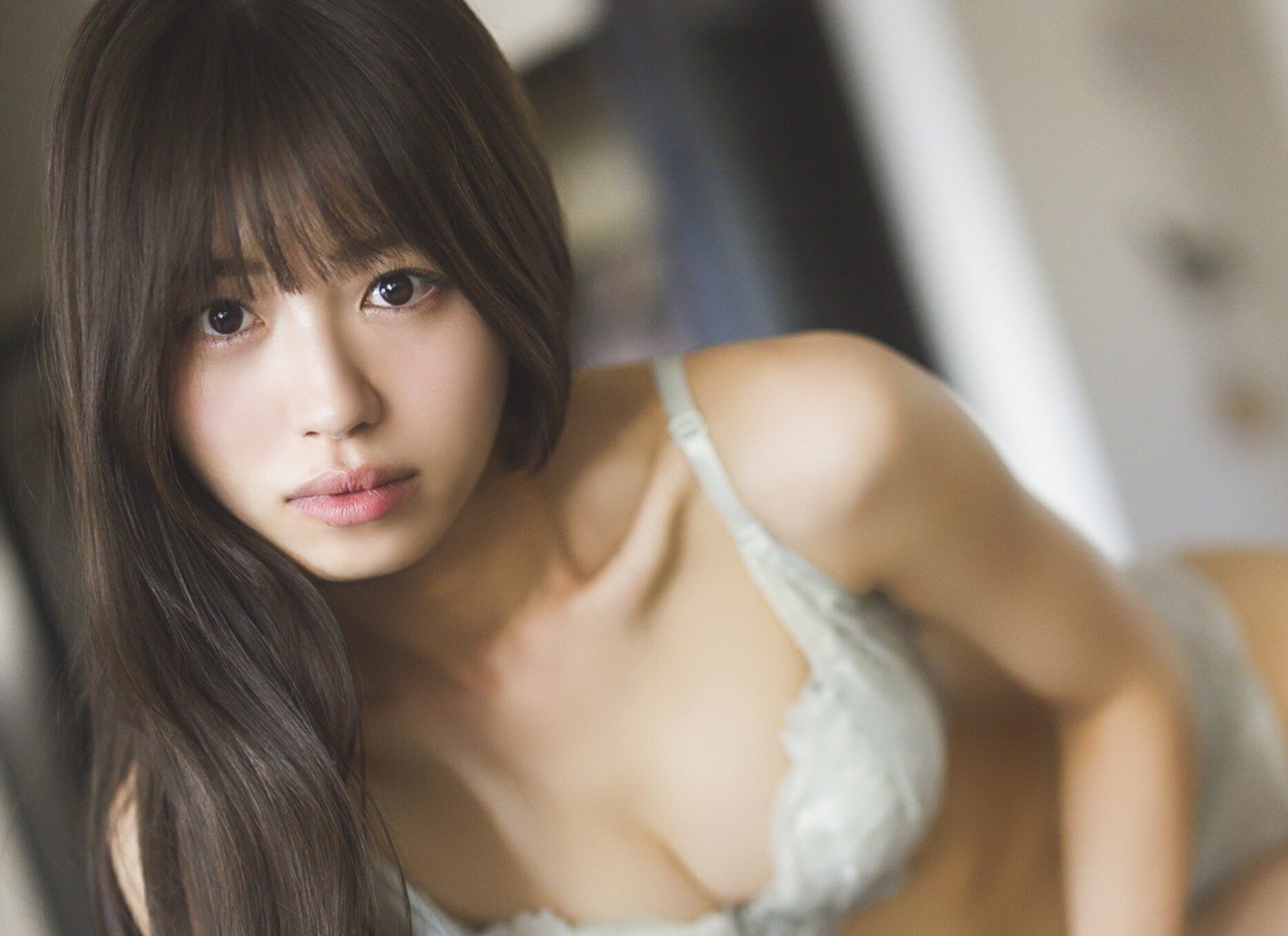 “ぴるあぽ” 浅原凜の「セクシーな白ビキニで横たわる姿」に目が自然に追いかける！