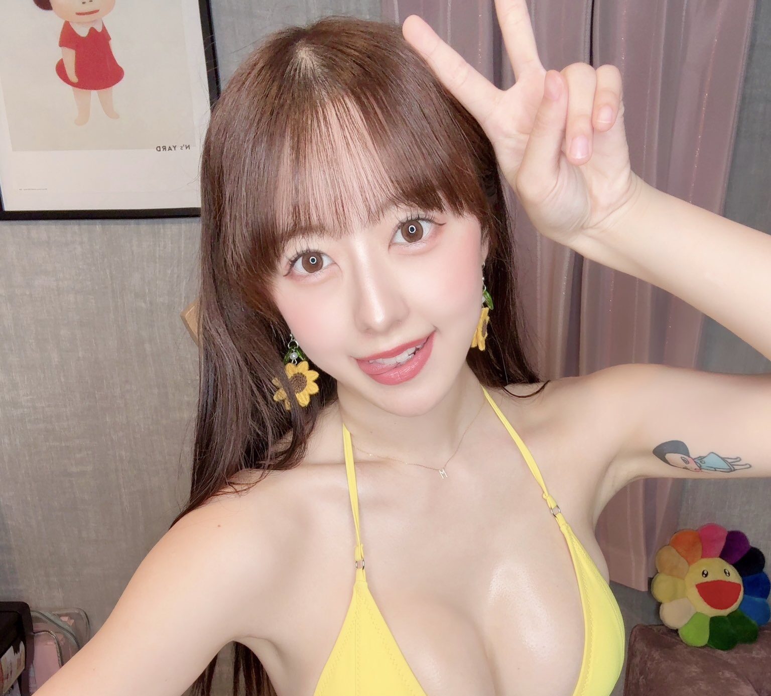 音羽美奈（みなぽち）、「艷やかなビキニ姿」でピースサイン！