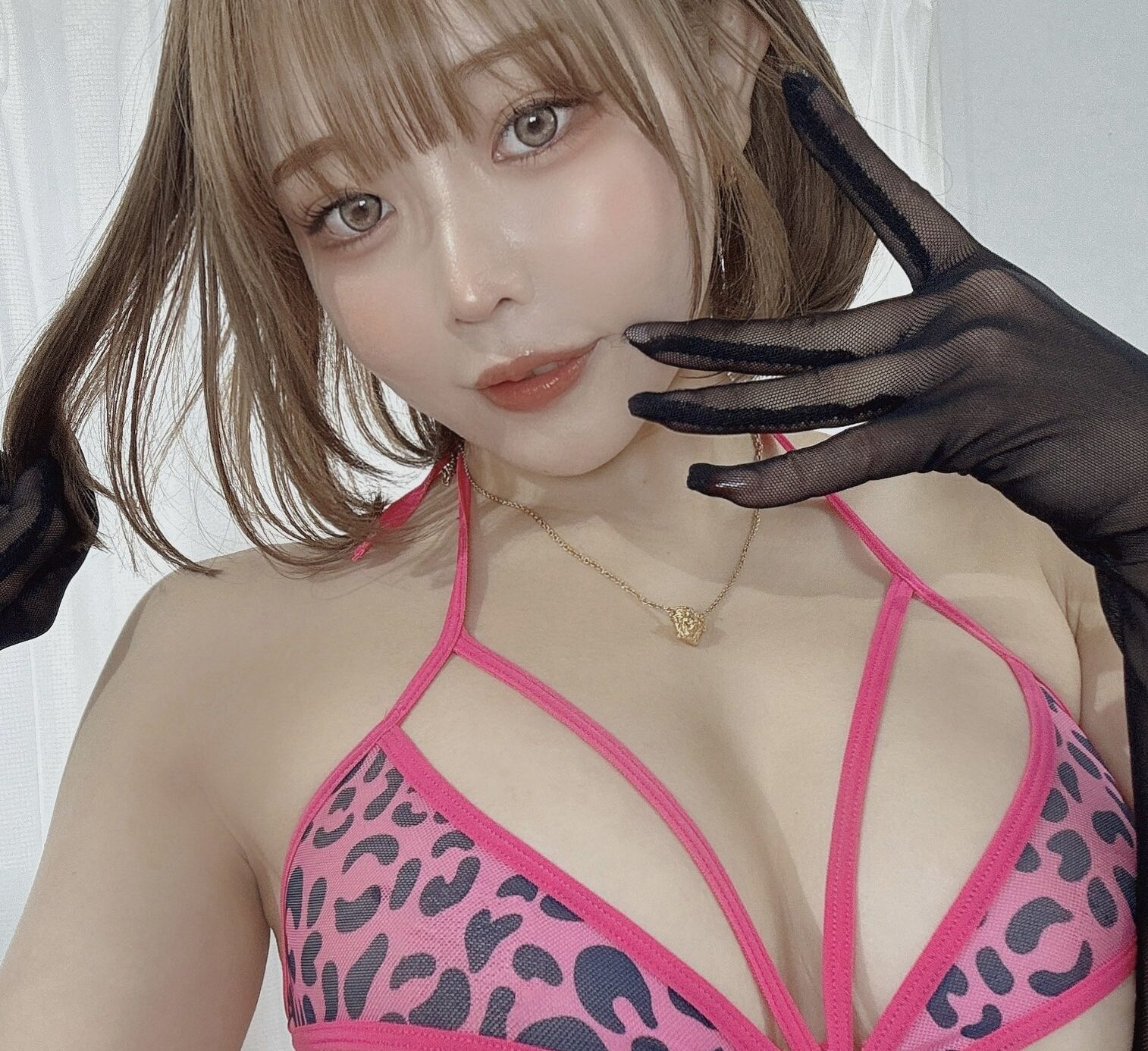 りなしぃの「大胆なデザインの衣装姿」にドキドキしっぱなし！