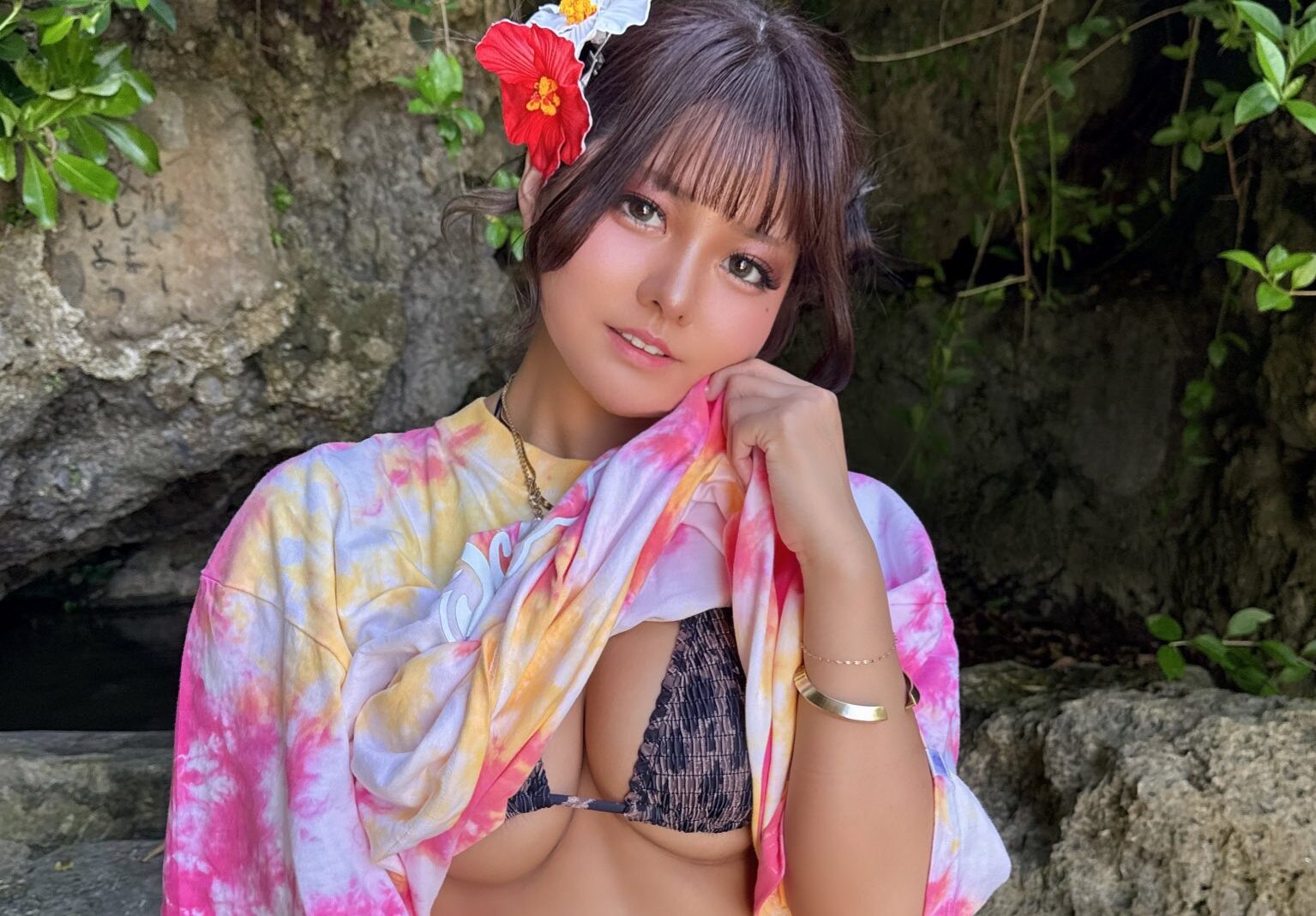 るたぴ、「Tシャツからセクシーな三角ビキニ」をチラ見せ！