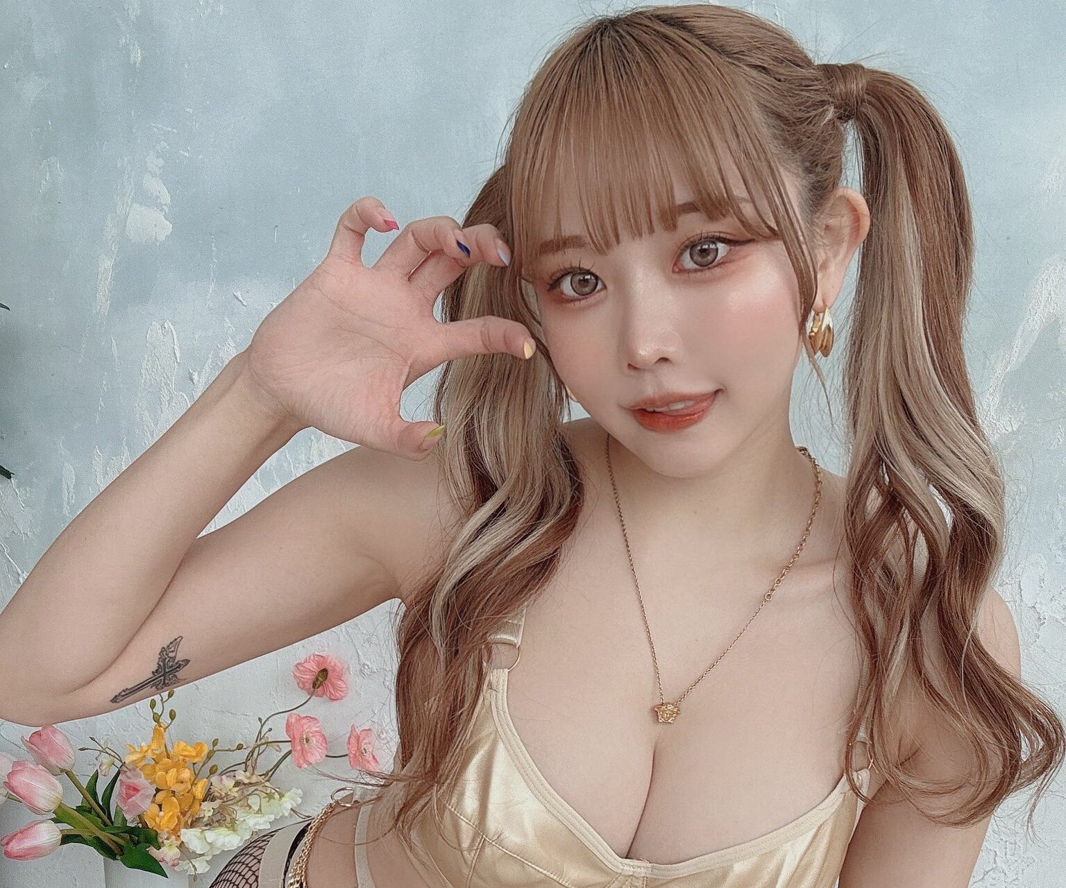 りなしぃの「セクシーな網タイツ姿」がクセになりそう！