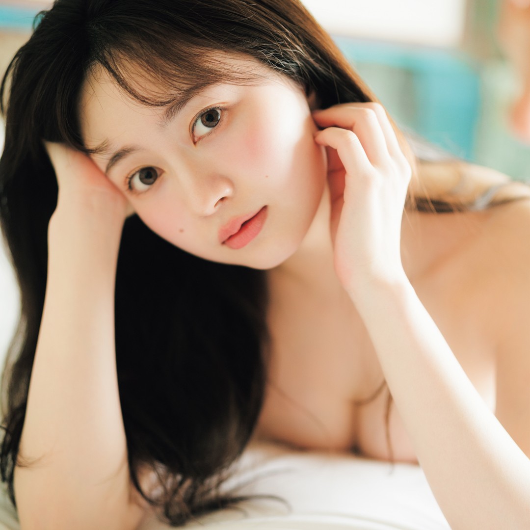 江籠裕奈、「何も付けずに無垢なうつぶせ姿」を大胆に披露