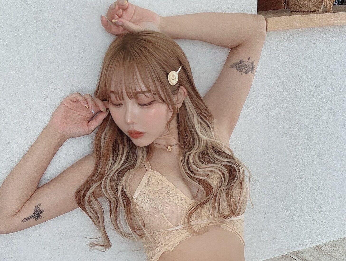 りなしぃの「ストッキング×ランジェリー姿」を時間が止まったかのように見つめてしまう！