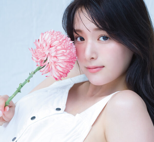 葉月くれあの「横乳のぞくワンピ姿」に心が落ち着かなくなる！