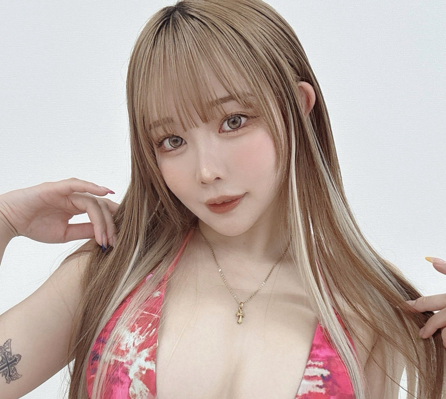 りなしぃの「素肌をのぞかせる誘惑ルック」に感情がとろけるほど高まる！