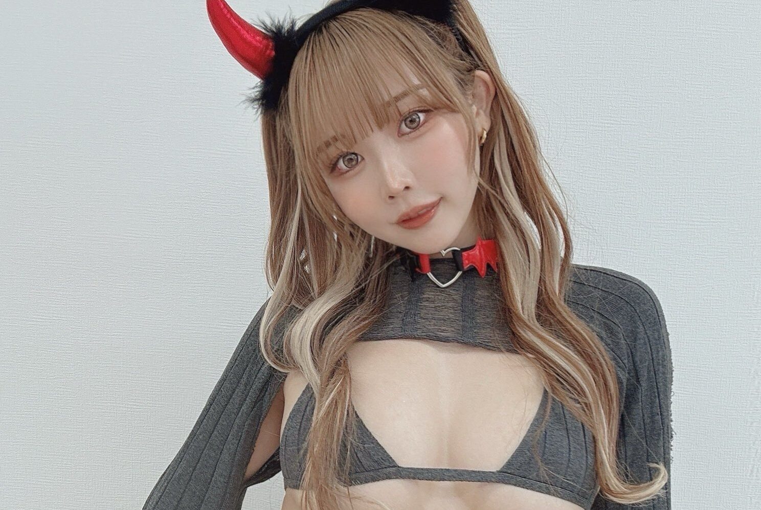 りなしぃの「肌が主役の誘惑ファッション」に見惚れるしかない！