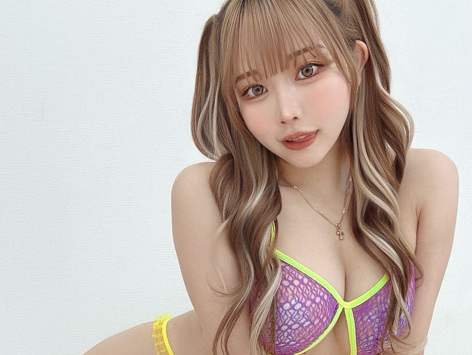 りなしぃの「柔肌あらわな水着姿」にハート射抜かれる！