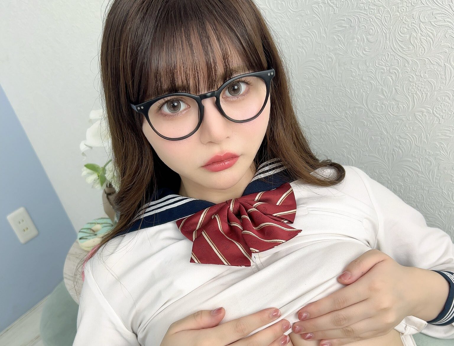 時希美穂の「制服コスで手ブラする仕草」にもう夢中！