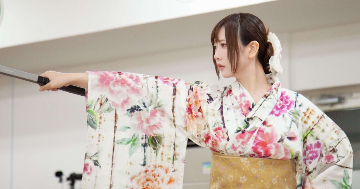 すみれおじさんが「浴衣姿で剣殺陣」に挑戦！　「中国武術」で培った剣回しの技も披露