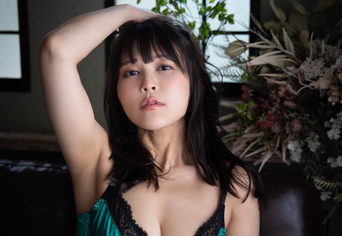 missha、「艷やかなランジェリー姿」で脇見せポーズ！