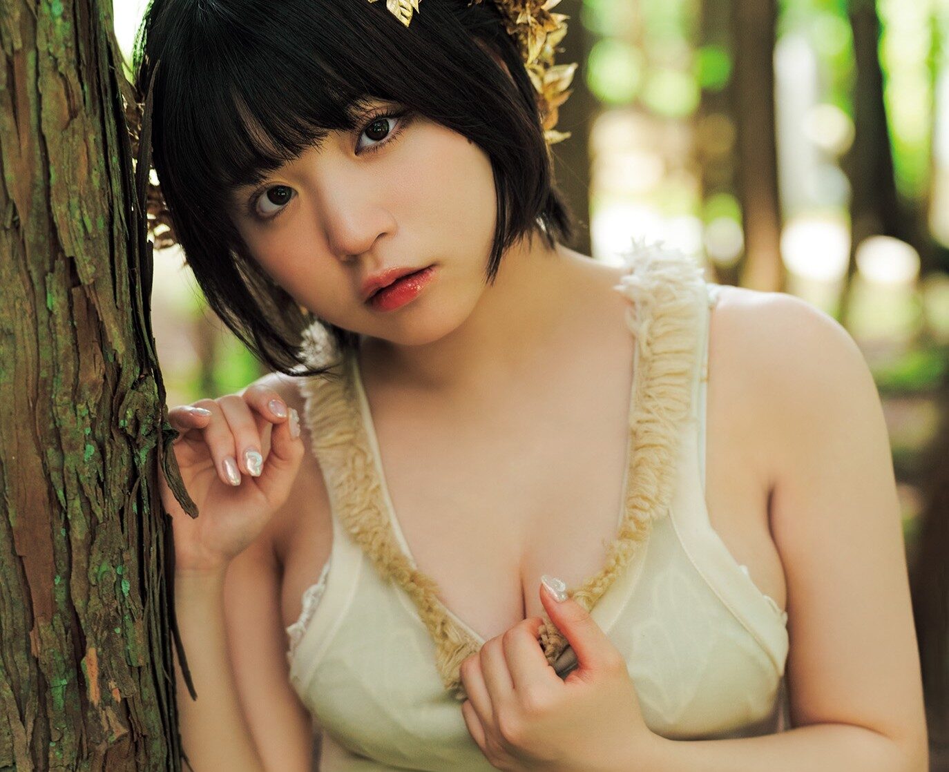 ミニ丈から伸びる「脚線美」に目を奪われる！　根本凪が「異世界物語の主人公」になりきる