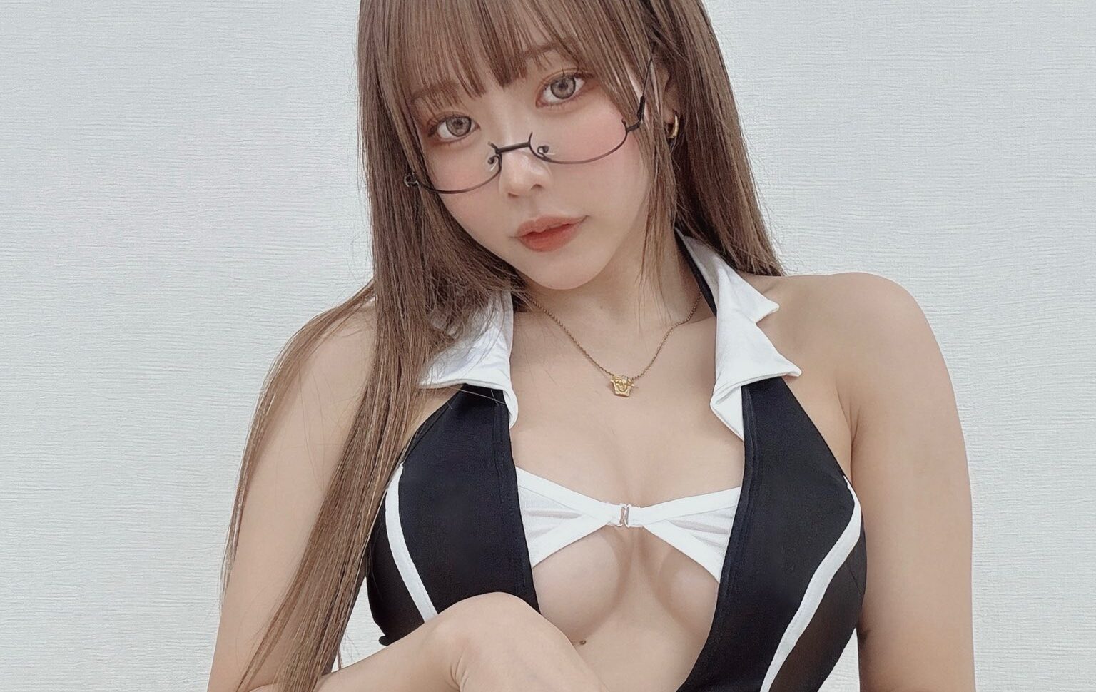 りなしぃの「鋭角な下半身あらわなランジェリー姿」に目のやり場が！